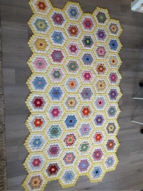 Vintage Handmade Quilt Grandmothers Flower Garden 96” x 51” Hand pieced/Quilt